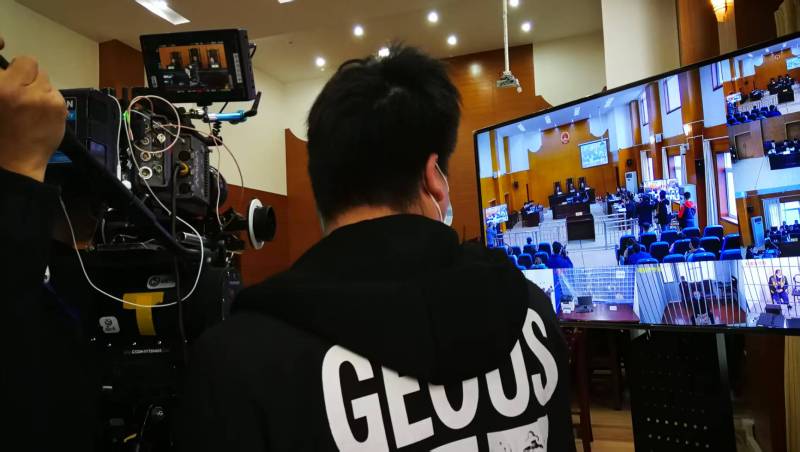AI生成VS人工创意——济南广告片拍摄公司的技术浪漫主义实践